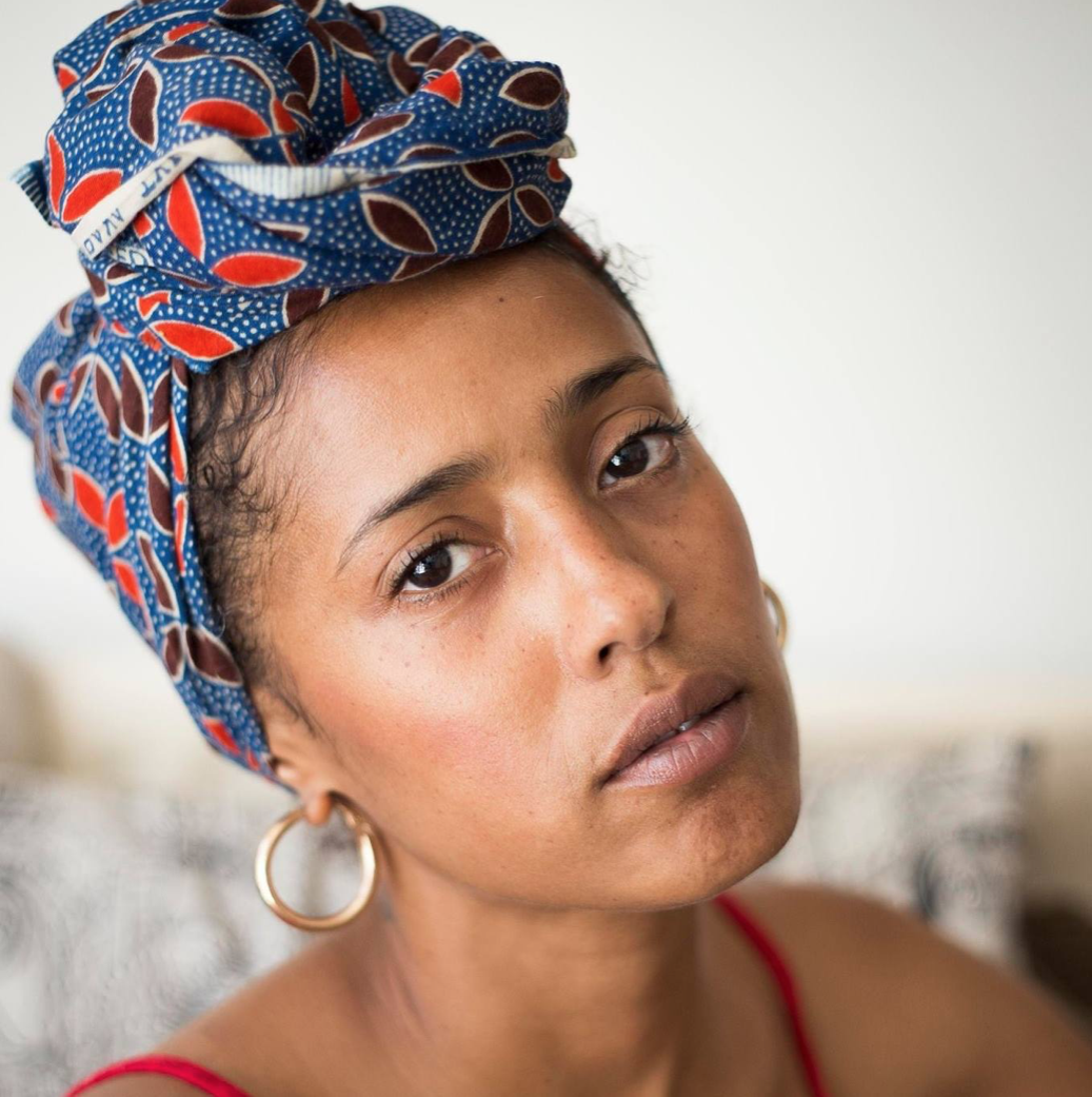 Alice Marcelino é uma fotógrafa baseada em Londres, nascida em Luanda, Angola. Alice mudou para Portugal ainda pequena, onde cresceu e viveu a maior parte de sua vida. Ela experimentou e explorou diversas formas de arte, da dança ao teatro, até descobrir e adotar a fotografia como sua principal forma de expressão.