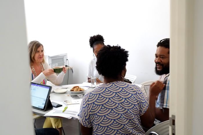 Baseado na ideia original do que é realizado na África do Sul, o projecto Histórias Kambutas é uma iniciativa Goethe-Institut Angola em parceria com o colectivo cultural Pés Descalços, que tem como objectivo a criação de livros com histórias infantis enquadradas na realidade local, a partir de uma maratona de 12 horas de trabalho,