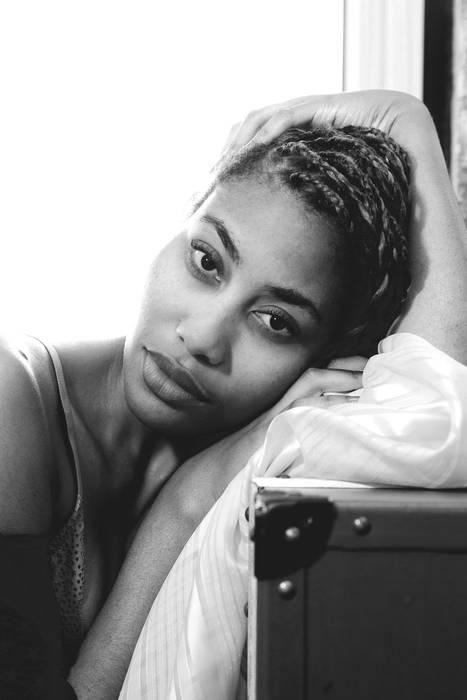 Renata Torres, actriz, performer, artista visual, nos traz um texto que é uma análise crítica, um desabafo e uma chamada à tomada de consciência de uma mulher que é na verdade várias.
Um monólogo intimista, que nos transporta desde o questionamento sobre o que é ser mulher num mundo masculino, as imposições, muitas vezes sutis,